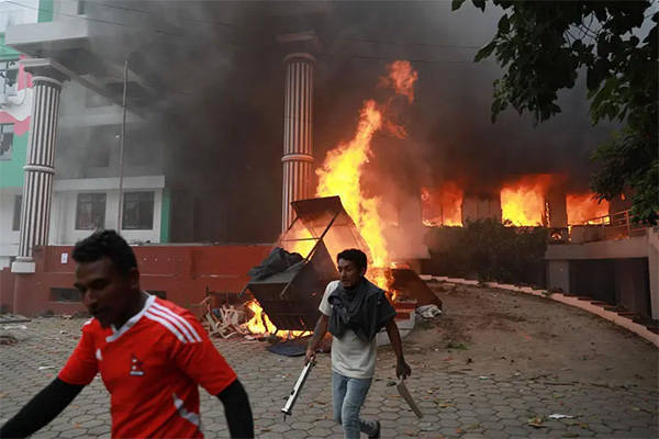 总理辞职、政府大楼被烧……尼泊尔发生了什么?