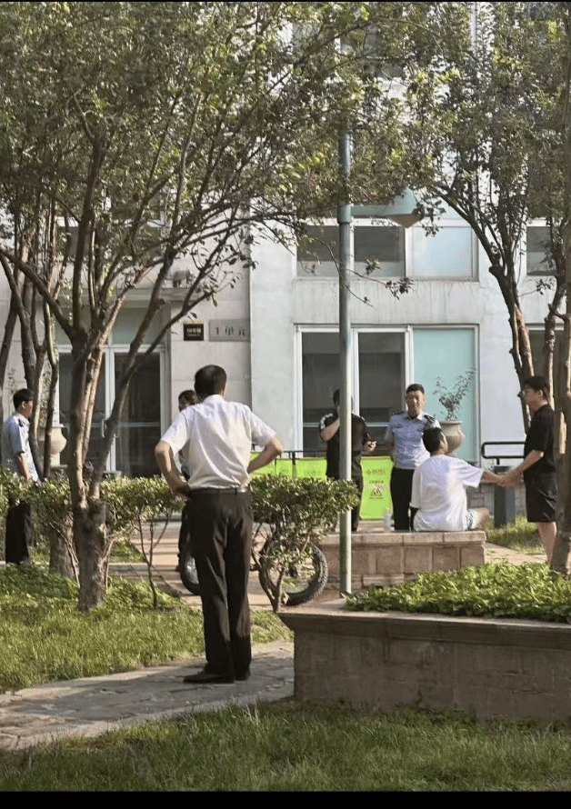 知名艺人于朦胧被传在北京一小区坠楼去世，物业证实凌晨有人坠楼，事发现场图疑曝光