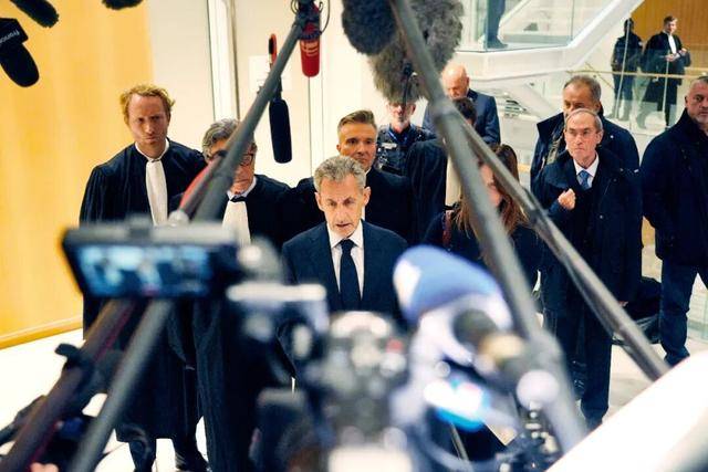 “金光闪闪的超级总统”，入狱了