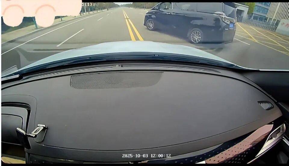 网约车女司机遭丰田别车,男子自称公安局的;临汾交警支队:辖区大队已介入调查