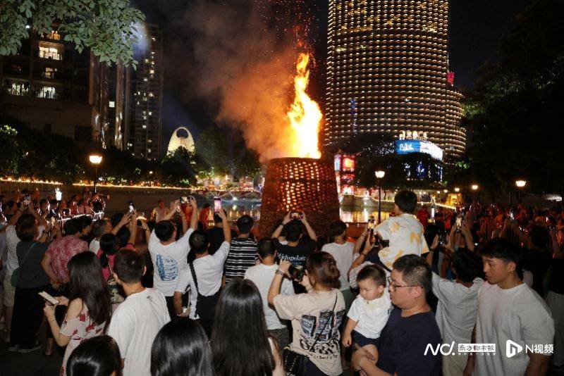 八月十五,广州猎德烧番塔,传统民俗与商业区高楼大厦相辉映