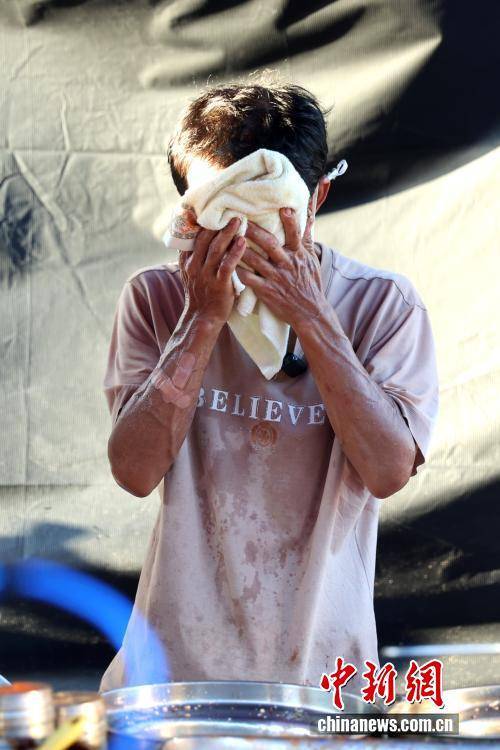 江西景德镇“鸡排哥”的中秋节:摊位成景 坚守为客