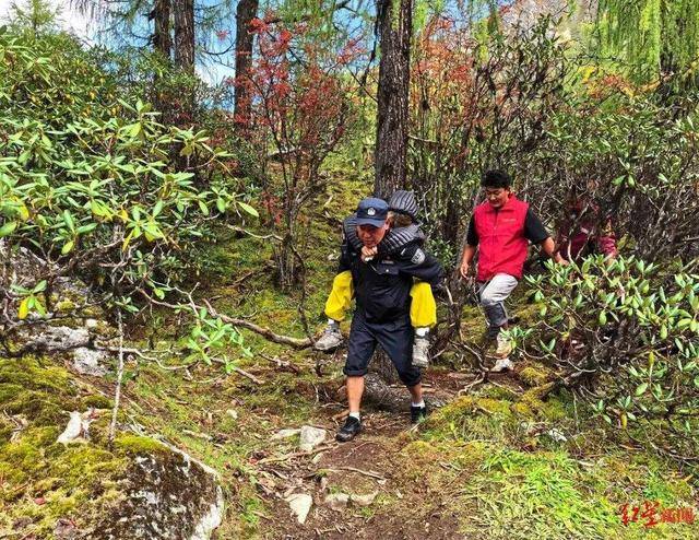 驴友在甘孜徒步遇孤身女孩严重高反,求助后救援人员轮流背她下山