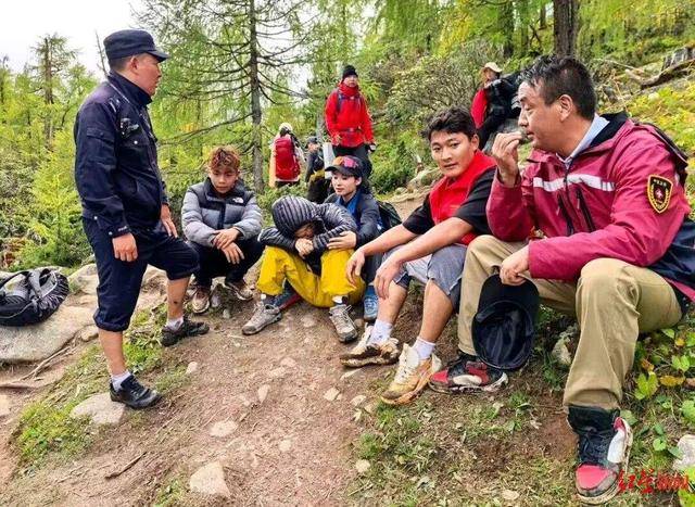 驴友在甘孜徒步遇孤身女孩严重高反,求助后救援人员轮流背她下山