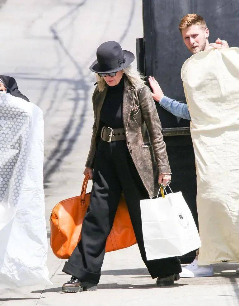 79岁奥斯卡影后离世,她是男神收割机,松弛中性风穿搭鼻祖