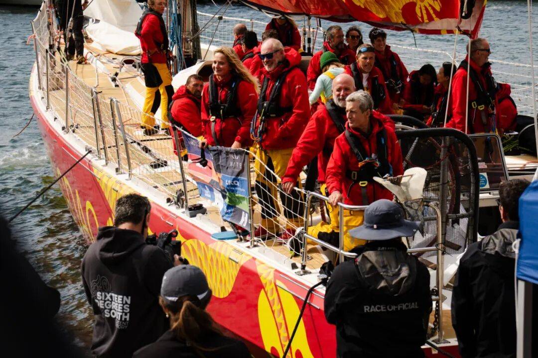 “青岛号”在2025-26赛季克利伯环球帆船赛赛程2“埃斯特角帆船俱乐部杯”比赛中获第三名