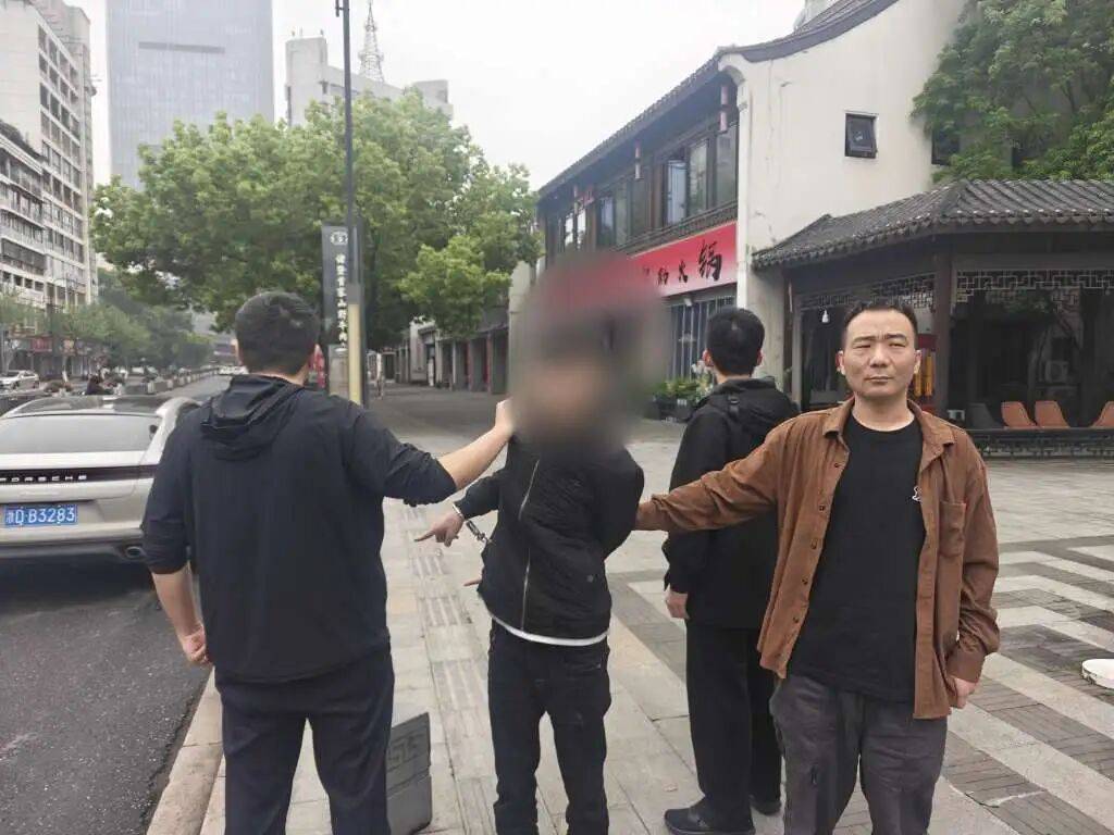 浙江男子捡了300元，以为意外之喜，打开车门瞬间破防
