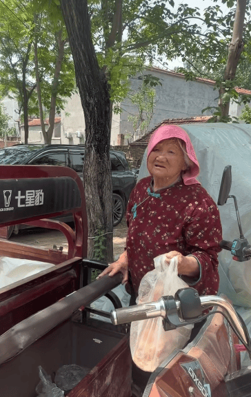 开封85岁老人40年坚持给60岁女儿送饭，外孙女：除雨雪等恶劣天气，几乎每天都来